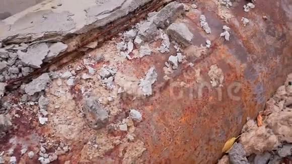 旧生锈的管子的质地视频的预览图