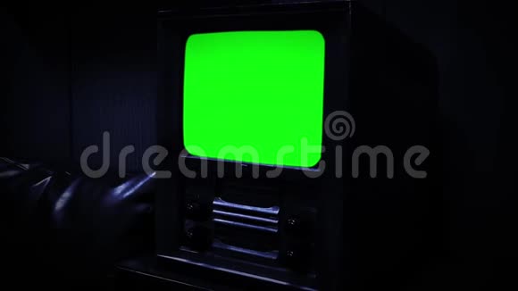 老式电视与绿色屏幕变焦夜射视频的预览图