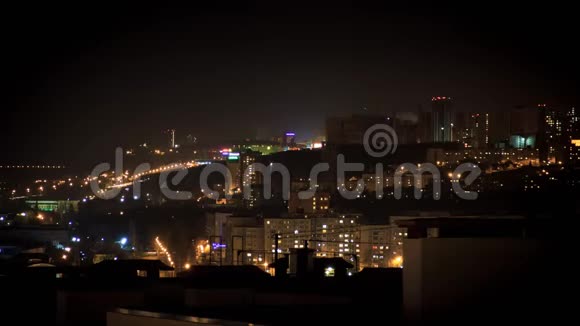 乌发市天际线在黄昏时分新建住宅区的建筑起重机视频的预览图