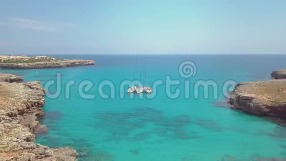热带爱奥尼亚希腊蓝色泻湖岛空中4k旅行视频海洋森林海岸海滨水游艇视频的预览图
