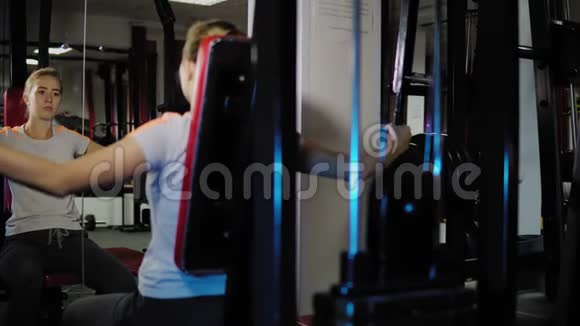 年轻人在健身房里用胸蝇机视频的预览图