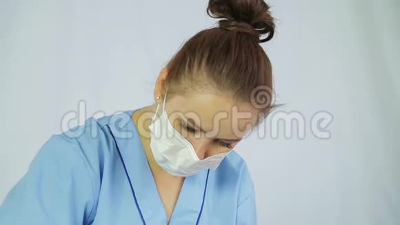 穿着医用衣服的女医生的脸特写镜头视频的预览图