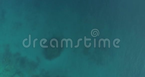 日落时岛上海滩上的鸟瞰波中断美丽的岛屿上的海浪空中观景无人机4k605994fpsPraslin是视频的预览图