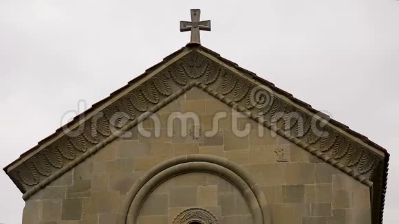 教堂建筑墙上有宗教装饰细节艺术作品中有象征意义视频的预览图