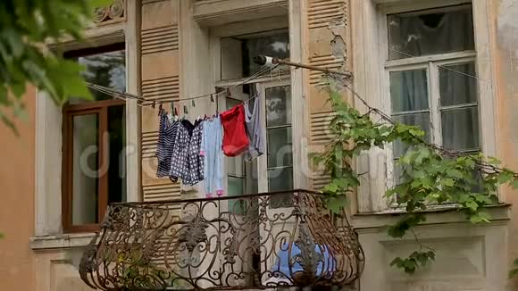 在阳台城市贫困地区安静地区家庭作业上晾晒衣物视频的预览图
