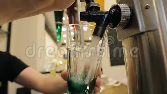 男人加入水绿糖浆搅拌混合配料派对鸡尾酒视频的预览图