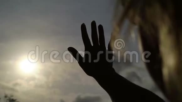 手抓太阳的女人视频的预览图
