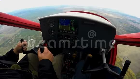 运动飞机上的极限课程兴奋的人看控制面板的POV视频的预览图