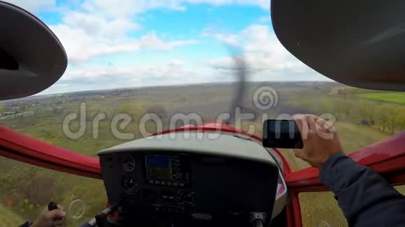 快乐男拍运动飞机登陆智能手机的观点极端视频的预览图