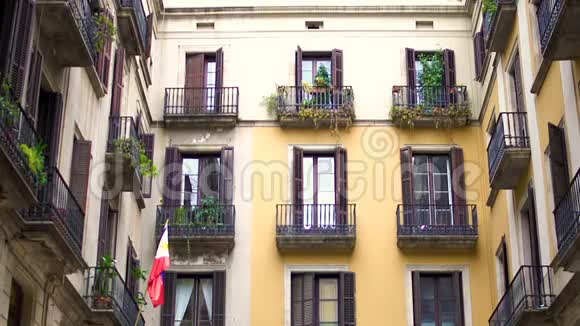 传统建筑立面西班牙建筑人们在街上行走视频的预览图