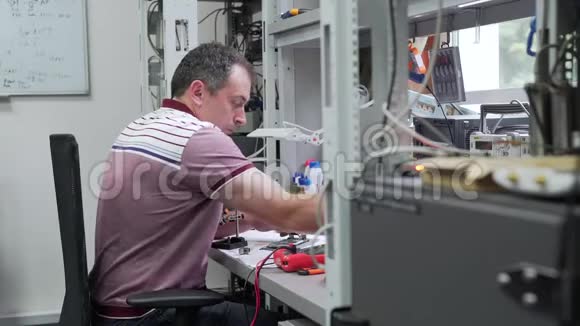 人在服务器机房焊接芯片组视频的预览图