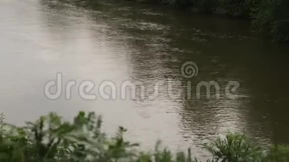 一条天然的河流穿过峡谷流入小镇视频的预览图