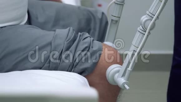 医生用特殊设备检查病人的膝盖视频的预览图