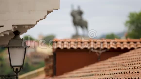 瓦赫唐古尔加萨里纪念碑俯视建筑物屋顶古代著名人物视频的预览图