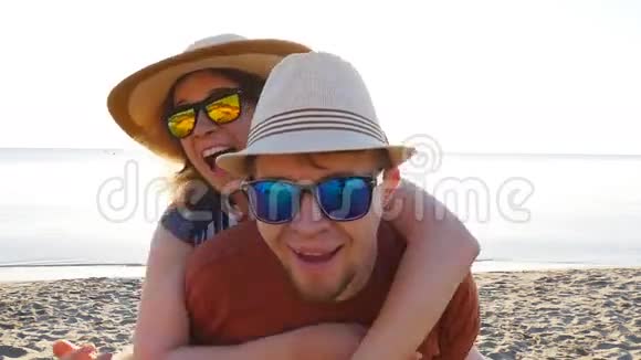 恋爱中的漂亮情侣一起在海滩度假玩得开心视频的预览图