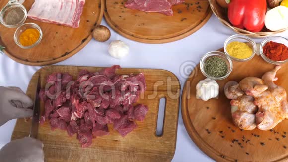 厨师的手准备和准备食物切肉摆在桌上的蔬菜和蔬菜视频的预览图