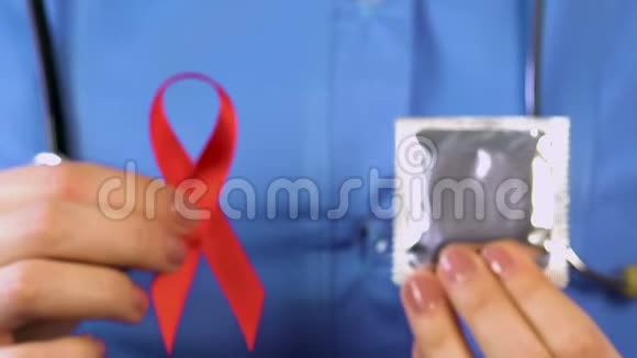 护士为人们提供避孕套和红丝带防治艾滋病毒和艾滋病的社会运动视频的预览图