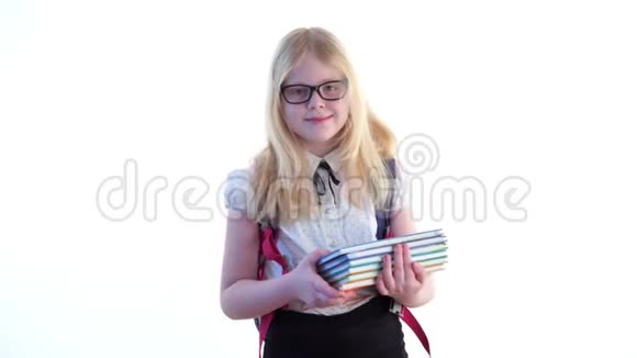 漂亮的女学生背着书包戴着眼镜在画室里摆着白色背景视频的预览图