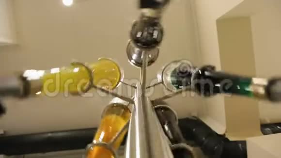 天然果汁饮料制造小企业柠檬水泡水视频的预览图