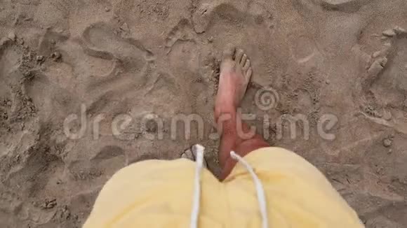 海边沙滩上的男足视频的预览图