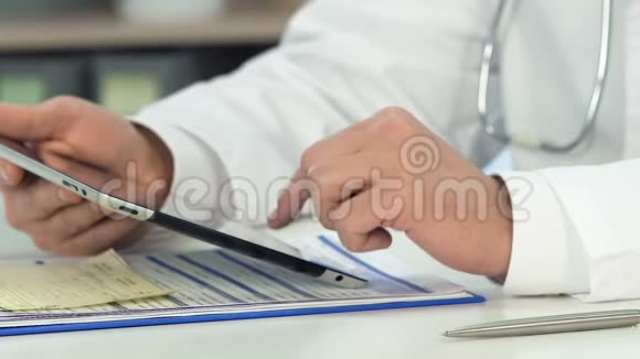 男性治疗师在平板电脑上滚动在线购买新疫苗特写镜头视频的预览图