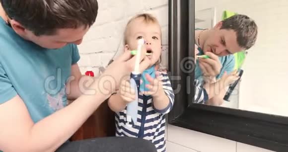 爸爸正在给他儿子的浴室刷牙视频的预览图