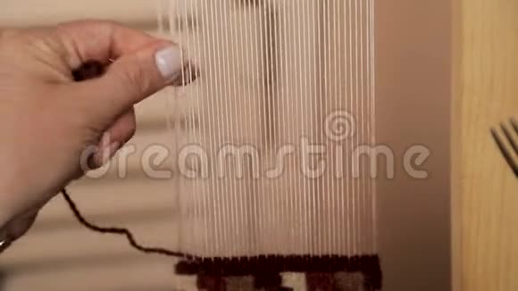 手工妇女手工编织线手工制作的地毯紧贴视频的预览图