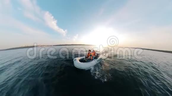 两个救生员正在驾驶一艘充气船视频的预览图