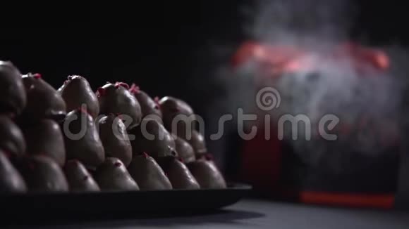 烟包裹着一个带有草莓的盘子背景的礼盒视频的预览图