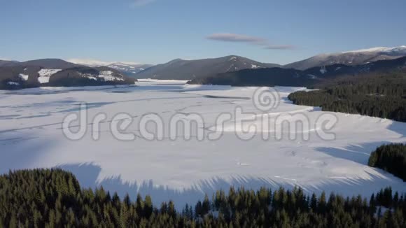 高山冰湖上空的航拍镜头视频的预览图