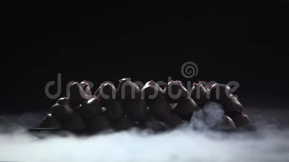 烟雾在覆盖着釉的一盘草莓周围消散视频的预览图
