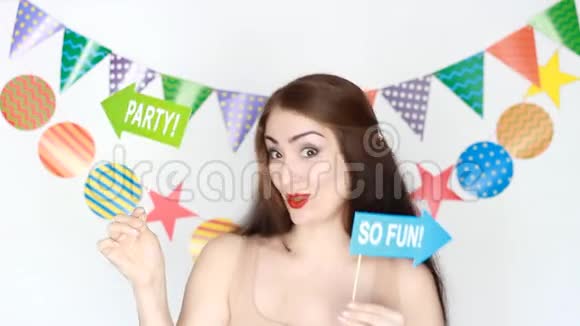 派对生日快乐为庆祝做装饰有趣的女孩微笑眨眼跳舞手拿盘子太有趣了视频的预览图