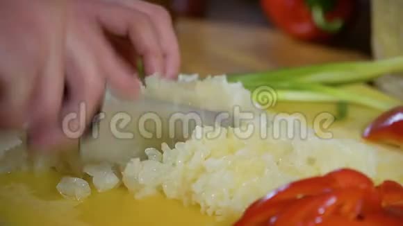 厨师在韩国餐馆的厨房切雪菌视频的预览图