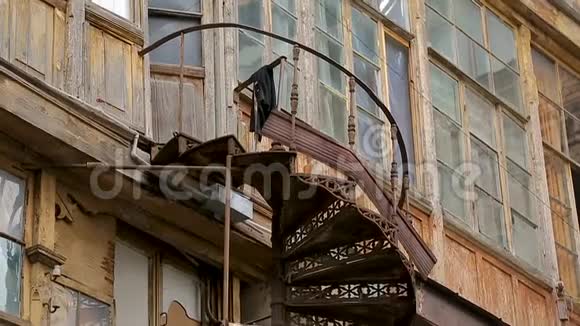 格鲁吉亚第比利斯老式螺旋楼梯古建筑入口视频的预览图
