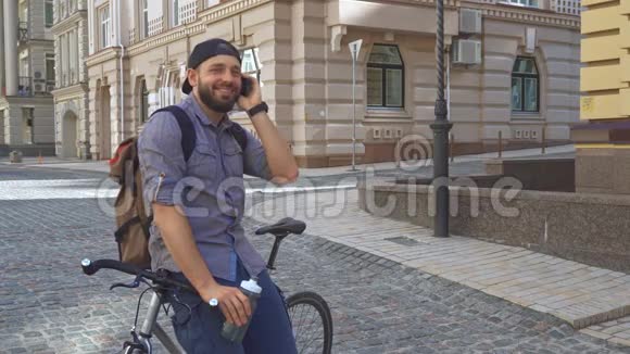 Cyclist在街上通过电话交谈视频的预览图
