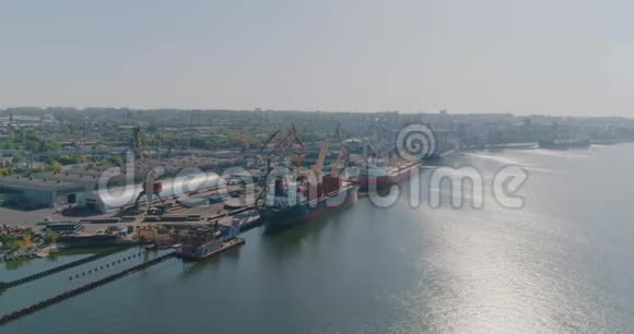 从空中的大型海港港口的货船视频的预览图