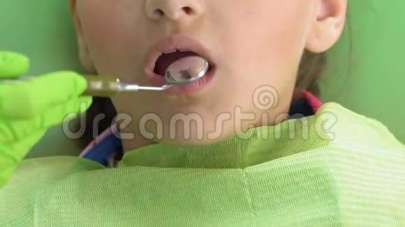 小儿牙科专家检查小病人牙齿医学视频的预览图