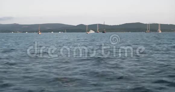 帆船停靠在海港暑假视频的预览图