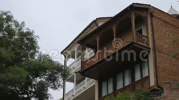 传统的木质设计阳台房屋外观美观古风住宅视频的预览图