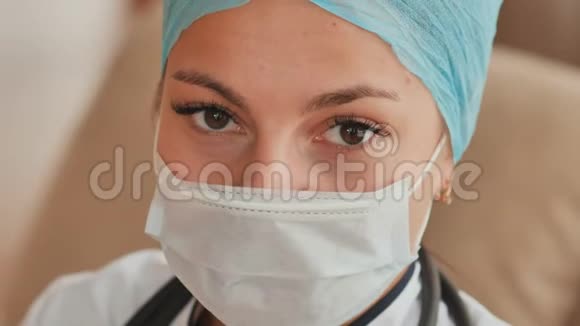年轻女医生面部带面罩的特写视频的预览图