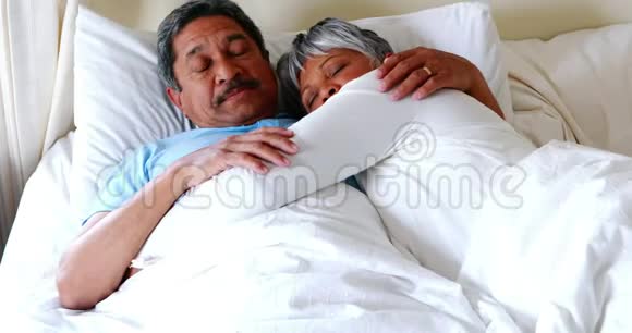 年长夫妇睡得很安稳视频的预览图