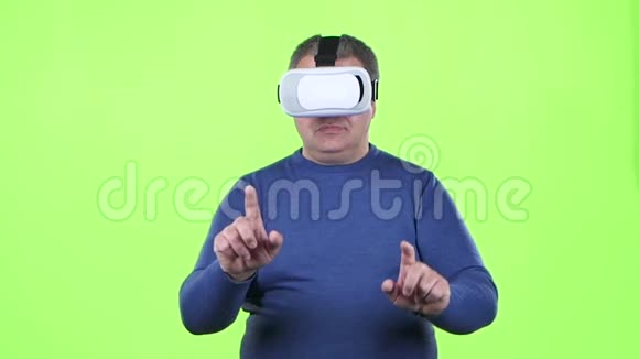 戴着3d眼镜的人滚动着图形绿色屏幕慢动作视频的预览图