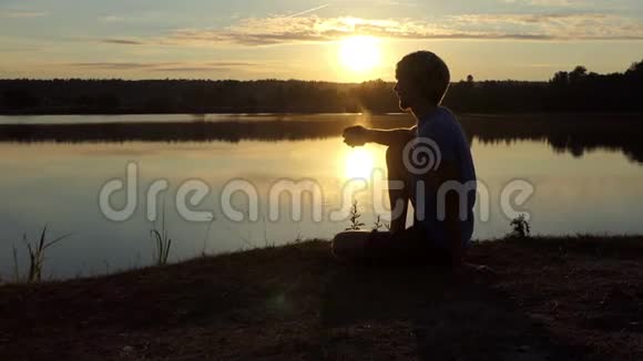 斯洛莫日落时分聪明人坐在湖畔喝茶视频的预览图
