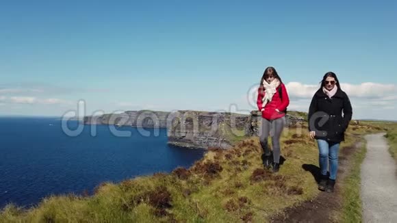 沿着爱尔兰莫赫悬崖漫步视频的预览图