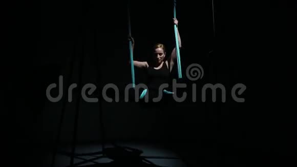在吊床上跳瑜伽舞视频的预览图