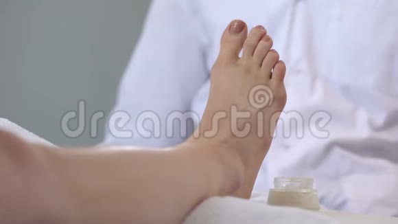 专家做脚部按摩使用奶油美容程序美容院视频的预览图