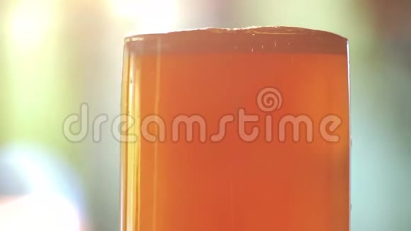 把橙色啤酒的顶部和底部关起来视频的预览图