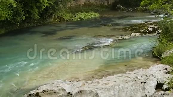 瀑布流淌在河中野奥卡特斯峡谷附近库塔伊西大自然视频的预览图