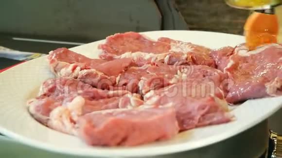 厨师用橄榄油涂抹切片的生肉用来烹调烤牛排烤架上烹饪的食谱视频的预览图