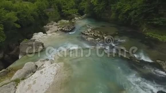 鸟瞰绿谷与河流和瀑布令人惊叹的自然格鲁吉亚视频的预览图